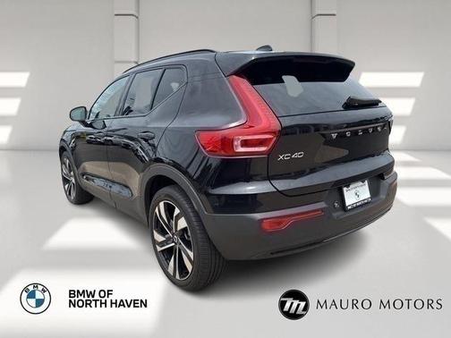 2024 Volvo XC40 B5 Plus Dark Theme