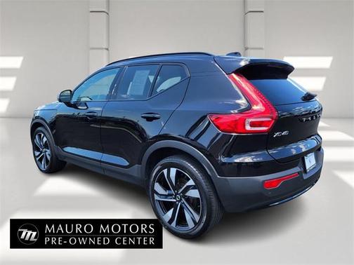 2024 Volvo XC40 B5 Plus Dark Theme