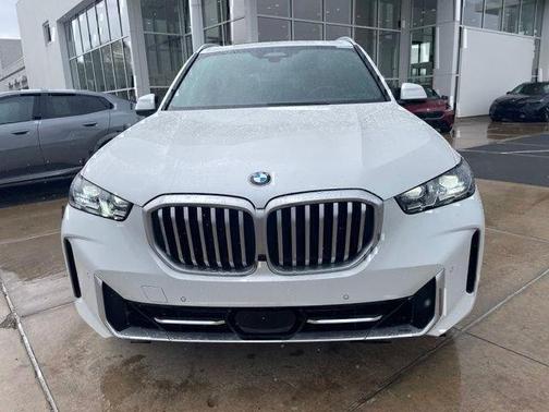 White 2024 BMW X5 xDrive40i