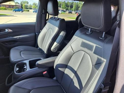 2025 Chrysler Pacifica L