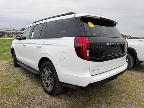 Oxford White 2025 Ford Expedition Active