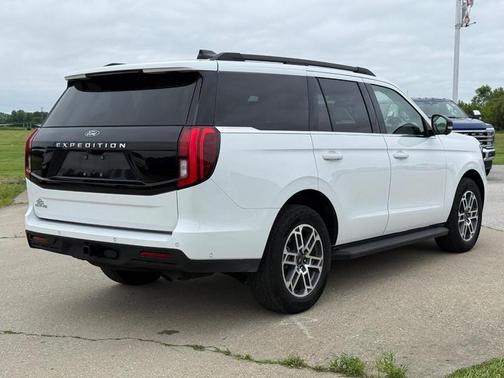 Oxford White 2025 Ford Expedition Active