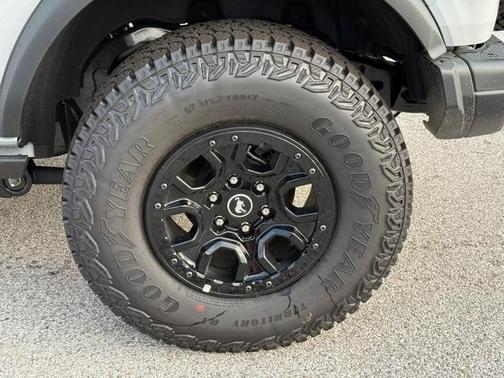 Avalanche Gray 2026 Ford Bronco Badlands