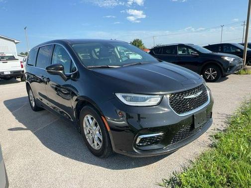 Brilliant Black Crystal Pearlcoat 2023 Chrysler Pacifica Touring-L