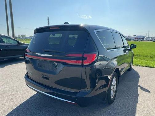 Brilliant Black Crystal Pearlcoat 2023 Chrysler Pacifica Touring-L