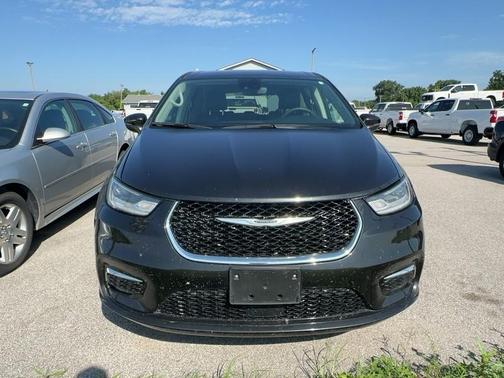 Brilliant Black Crystal Pearlcoat 2023 Chrysler Pacifica Touring-L