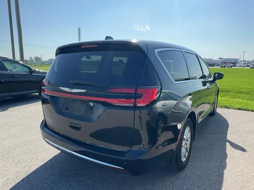 Brilliant Black Crystal Pearlcoat 2023 Chrysler Pacifica Touring-L