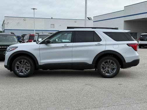 Space White Metallic 2026 Ford Explorer Active