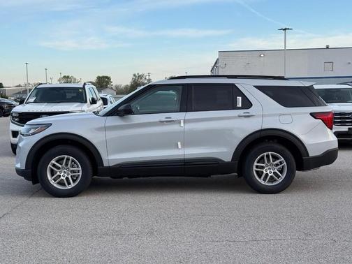 Space White Metallic 2026 Ford Explorer Active