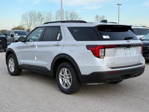 Space White Metallic 2026 Ford Explorer Active