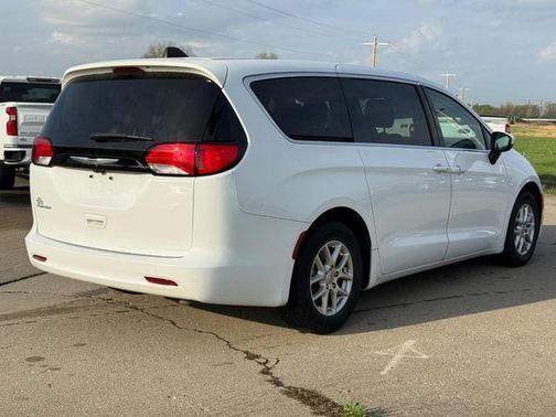 2022 Chrysler Voyager LX