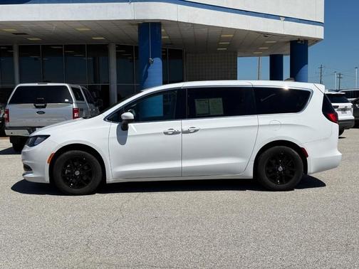 Bright White Clearcoat 2022 Chrysler Voyager LX