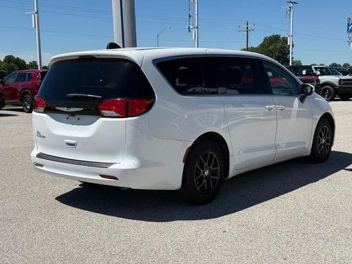 Bright White Clearcoat 2022 Chrysler Voyager LX