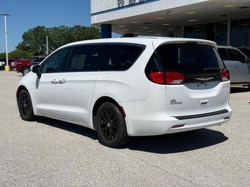 Bright White Clearcoat 2022 Chrysler Voyager LX