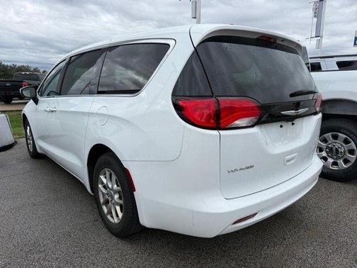 2022 Chrysler Voyager LX