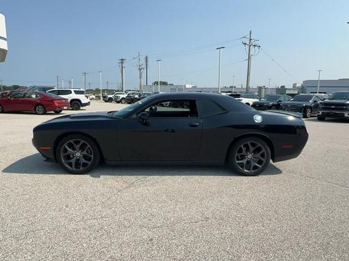 Pitch Black Clearcoat 2017 Dodge Challenger SXT