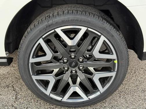 White Tri-Coat 2026 Ford Expedition Platinum