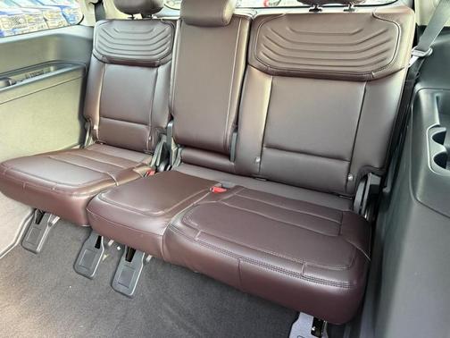 White Tri-Coat 2026 Ford Expedition Platinum