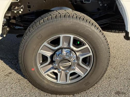 Oxford White 2026 Ford F-350 Lariat Super Duty