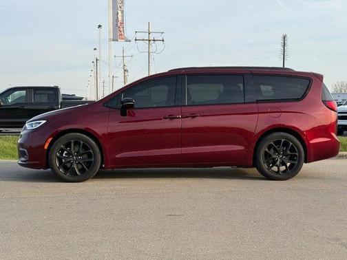 Velvet Red Pearlcoat 2023 Chrysler Pacifica Limited