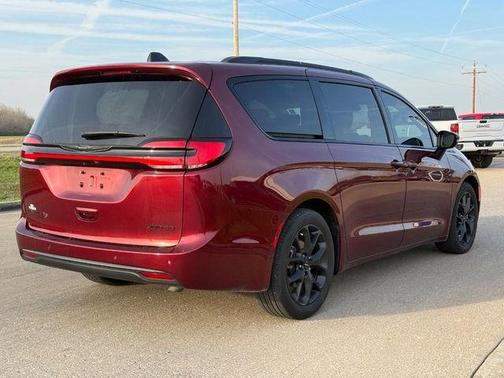 Velvet Red Pearlcoat 2023 Chrysler Pacifica Limited