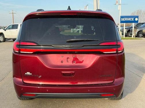 Velvet Red Pearlcoat 2023 Chrysler Pacifica Limited