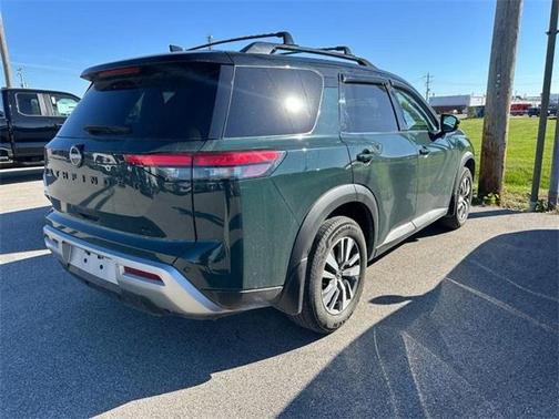 2022 Nissan Pathfinder SL