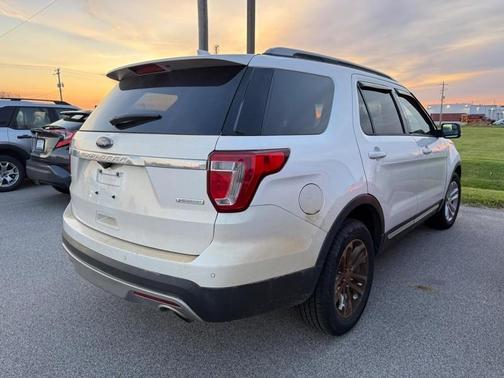 White Platinum Clearcoat Metallic 2016 Ford Explorer XLT