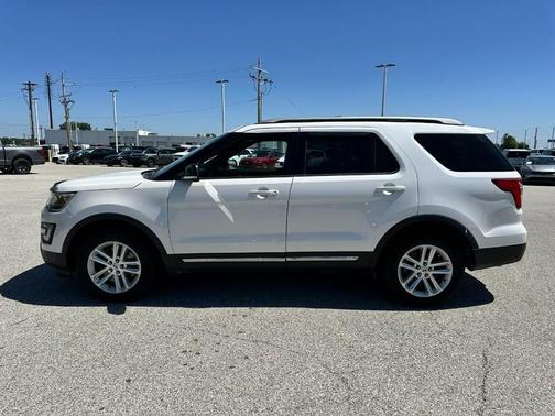 White Platinum Clearcoat Metallic 2016 Ford Explorer XLT