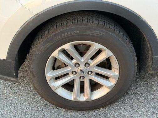 White Platinum Clearcoat Metallic 2016 Ford Explorer XLT