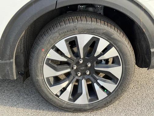 White Tri-Coat 2026 Ford Explorer Platinum