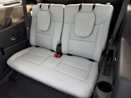 White Tri-Coat 2026 Ford Explorer Platinum