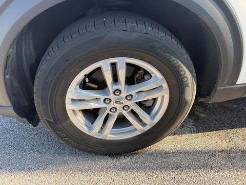 Star White 2022 Ford Explorer XLT