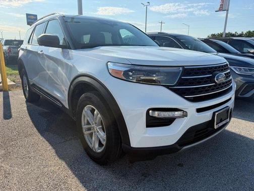 Star White 2022 Ford Explorer XLT