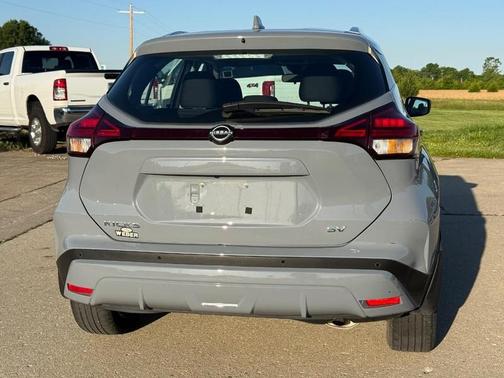 Boulder Gray Pearl 2023 Nissan Kicks SV