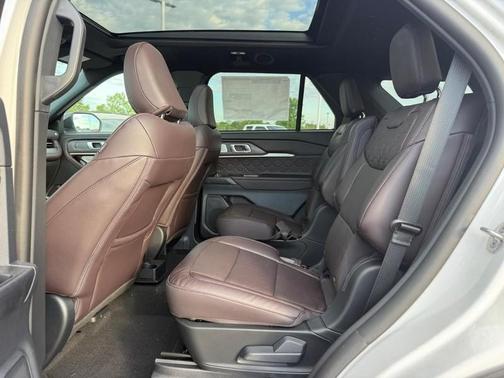 White Tri-Coat 2026 Ford Explorer Platinum