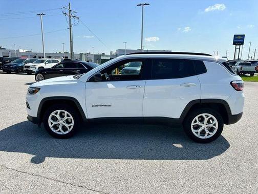 Bright White Clearcoat 2024 Jeep Compass Latitude