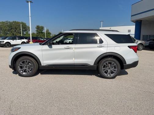 Space White Metallic 2026 Ford Explorer Active
