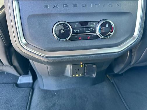 Agate Black Metallic 2026 Ford Expedition Platinum
