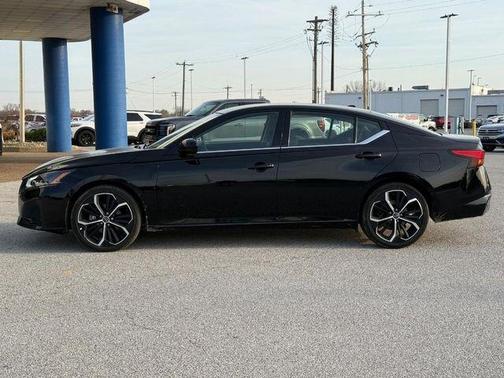 Black 2025 Nissan Altima SR