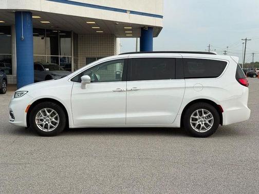 Bright White Clearcoat 2022 Chrysler Pacifica Touring-L