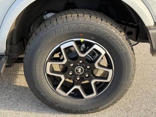 Avalanche Gray 2026 Ford Bronco Outer Banks