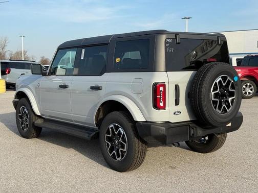 Avalanche Gray 2026 Ford Bronco Outer Banks