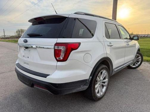 White Platinum Clearcoat Metallic 2019 Ford Explorer XLT