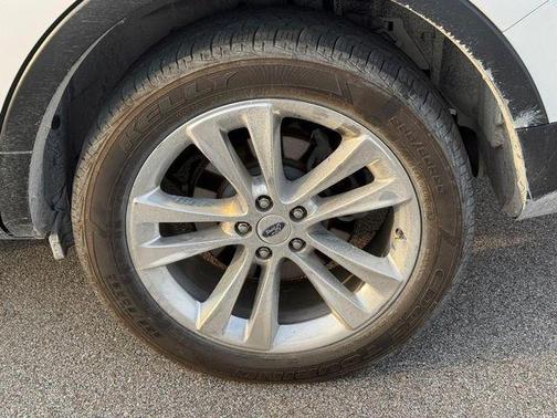 White Platinum Clearcoat Metallic 2019 Ford Explorer XLT