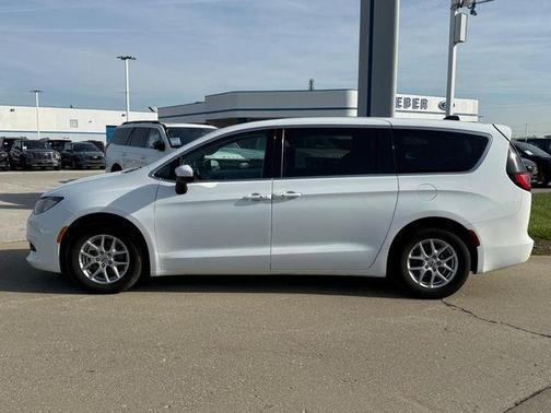 2022 Chrysler Voyager LX
