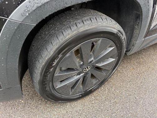 Deep Black Pearl Effect 2024 Volkswagen Taos 1.5T S