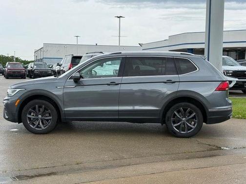 Platinum Gray Metallic 2024 Volkswagen Tiguan 2.0T SE
