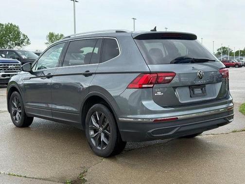 Platinum Gray Metallic 2024 Volkswagen Tiguan 2.0T SE