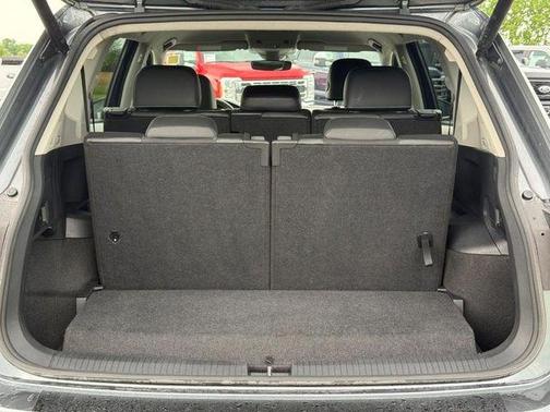 Platinum Gray Metallic 2024 Volkswagen Tiguan 2.0T SE